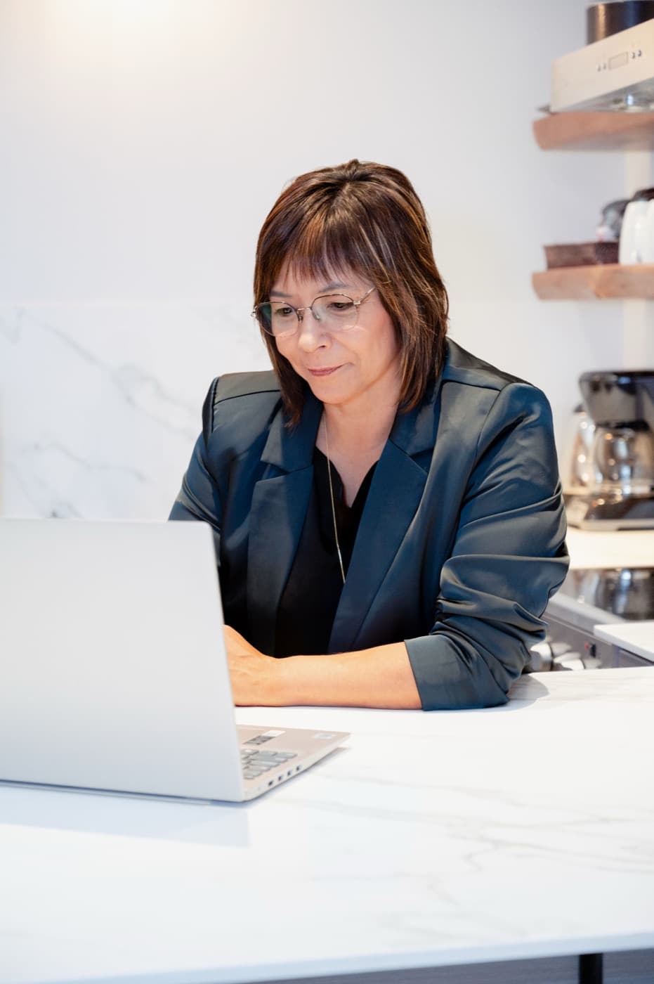 Linda at her laptop, guiding a live online session